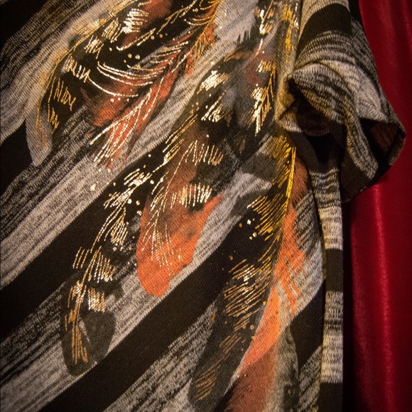 🎉HP🎉eVouges feather cold shoulder top - Picture 2 of 8